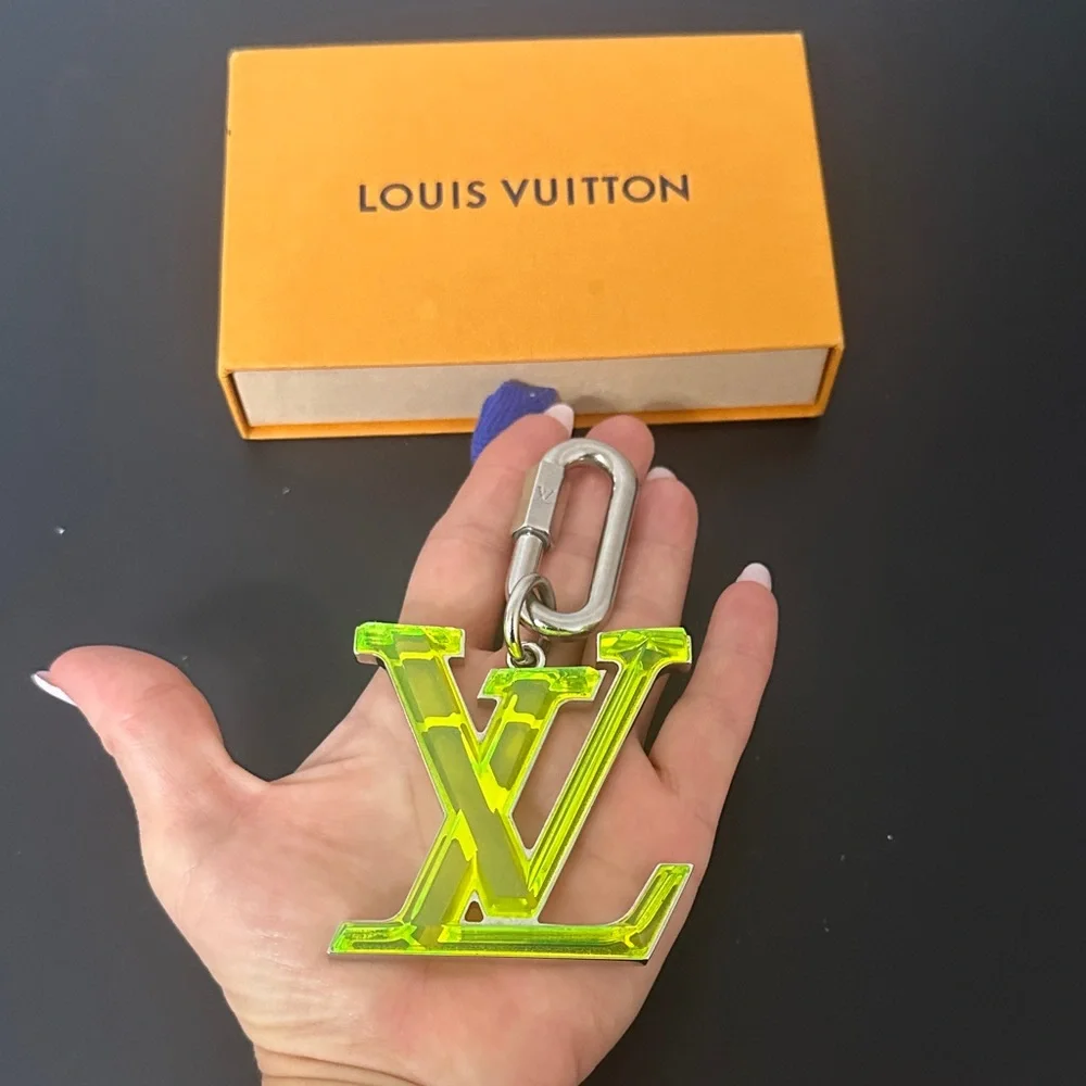 Louis Vuitton 💯% Authentic Neon Green Key Chain w Dustbag & Box. Excellent Con’d - Picture 10 of 10